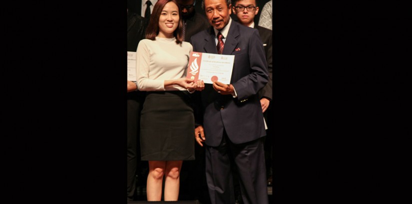 Tan Soh Lin (left) receiving her scholarship from Dato' Dr Hj Mohd Karim bin Hj. Abdullah Omar, Chairman of UCSI University Trust at the UCSI University Trust Award and Scholarship Ceremony 2017.