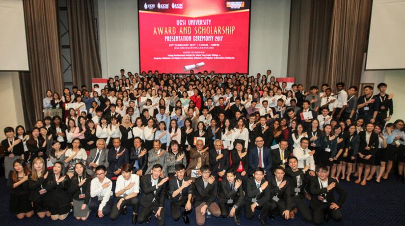 Yang Berhormat Datuk Dr Mary Yap Kain Ching (centre), Deputy Minister of Higher Education, presented awards to the Jabatan Perkhidmatan Awam (JPA) Scholarship recipients with YBhg Senior Professor Dato’ Dr Khalid Yusoff (fourth from left), UCSI University