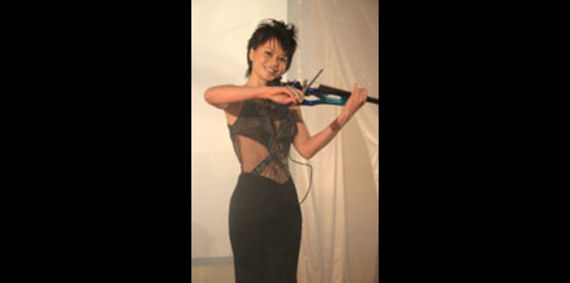 Performing artist and violinist, Joanne Yeoh mesmerized the audience with her songs