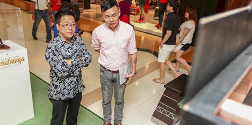  [SUPPORT]: Dato’ Peter Ng (left), UCSI Group Founder and Chairman taking a keen interest in the sculptures with Lucas Lim, a fashion lecturer at ICAD.