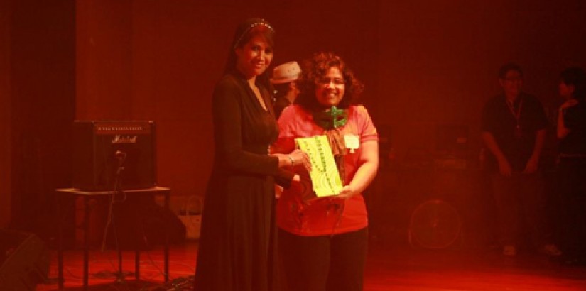 Amala Darishna Naidu receives her award for Project Echo from one of the judges, Ms. Nur Mashita bt. Kamalun Ariffin Amala Darishna Naidu receives her award for Project Echo from one of the judges, Ms. Nur Mashita bt. Kamalun Ariffin