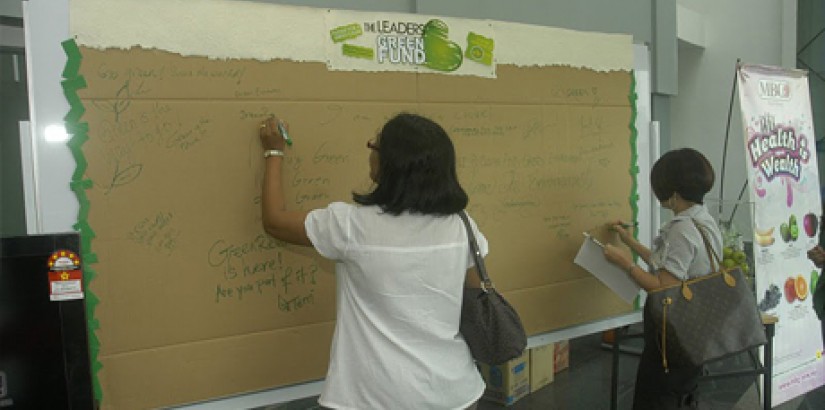 Participants signing a pledge during the Green Business Forum 2011 held at UCSI University, Kuala Lumpur campus