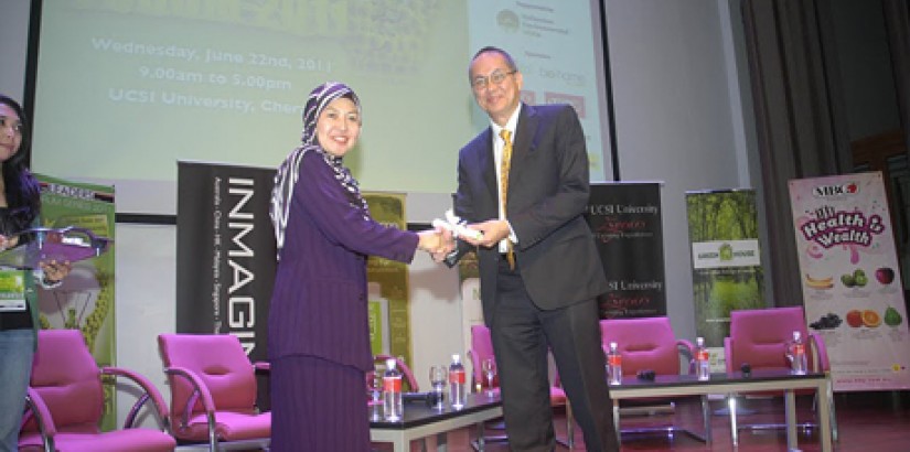 UCSI University's Vice Chancellor, Dr Robert Bong presenting a token of appreciation to Yang Berusaha Hajah Nor’Aini bt. Abdul Wahab, Deputy Secretary-General of Green Technology & Water, Ministry of Green Technology & Water (KeTTHA)