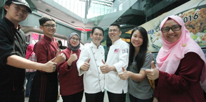 Participants from UCSI University sharing a light moment with judges Chef Loke Hoi Weng and Chef Wei Tzeh Chong at the competition.