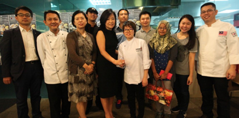  Queeny Cheong (middle) – First Place winner of the Global Taste of Korea Contest 2016 sharing a frame with Madam Hahn Sahng Nee, the panel of judges and other winners.