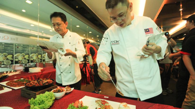 Judges Chef Loke Hoi Weng from UCSI University and Chef Wei Tzeh Chong from Sunway University filling in their judging sheet.