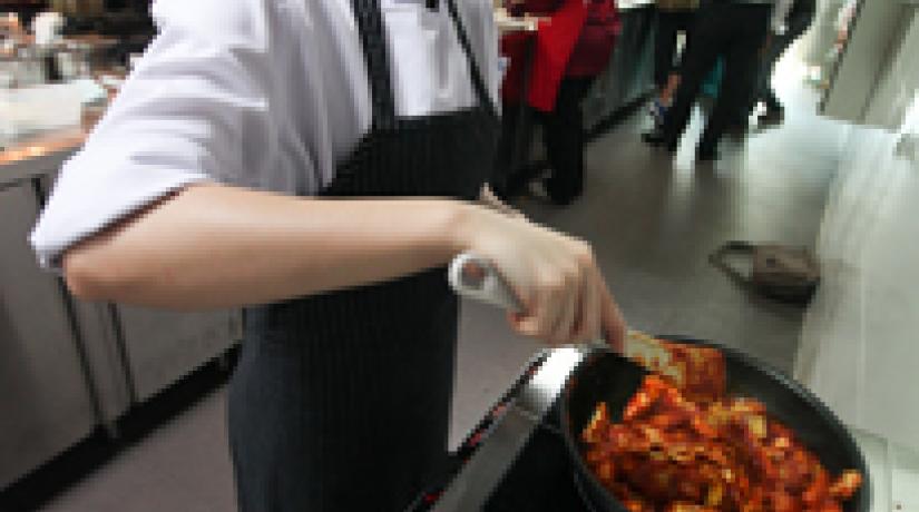 Queeny Cheong preparing her winning dish.