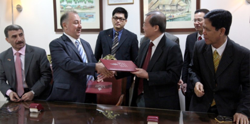  GULF PACT: Acting President of the University of Duhok Dr Luqman M. Salih exchanging MoUs with UCSI University Deputy Vice Chancellor (Academic Affairs and Research) Prof Emeritus Dr Lim Koon Ong while (from left) Head of the Postgraduate & Research Dept