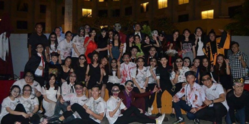  [Group photo after the event]: GROUP PHOTO: Guests in a group photo at “Who is The Killer” Halloween Night.
