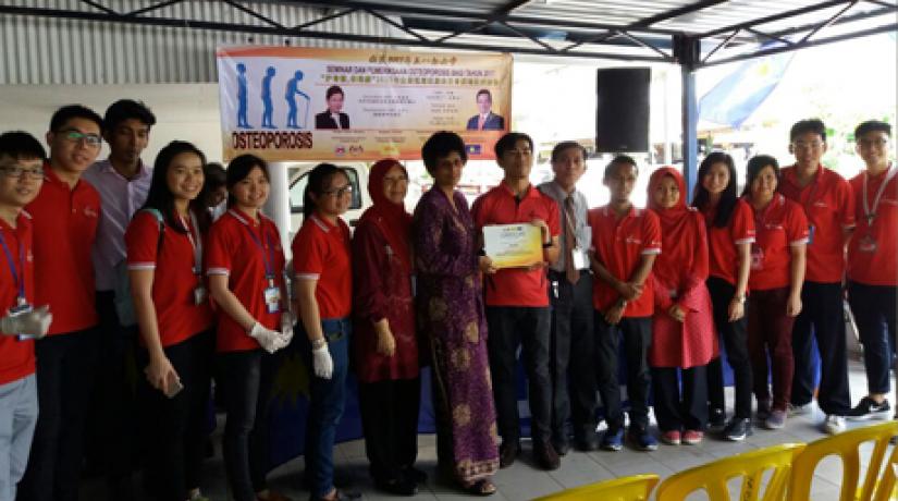 UCSI was presented with a certificate of appreciation for their service at the medical screening organised for the residents of Taman Sri Manir.