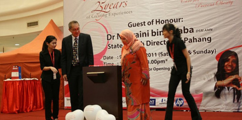 UCSI University's Vice Chancellor, Dr Robert Bong together with the state health director of Pahang, Dr Nooraini binti Baba officiating the 10th Annual Public Health Campaign 2011, held in Kuantan