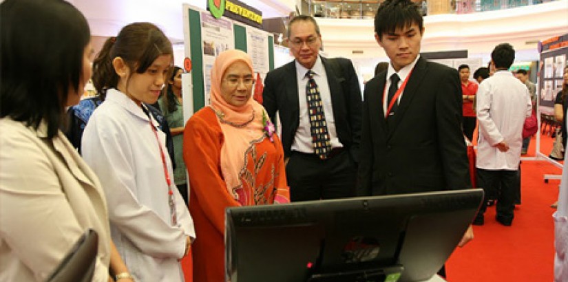 UCSI University's Vice Chancellor, Dr Robert Bong (second from right), together with the state health director of Pahang, Dr Nooraini binti Baba at one of the interactive computer consoles during the 10th Annual Public Health Campaign 2011 held in Kuantan