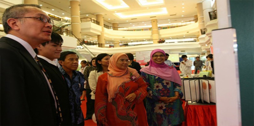 One of the students attending to the state health director of Pahang, Dr Nooraini binti Baba, during UCSI University's 10th Annual Public Health Campaign 2011, held in Kuantan