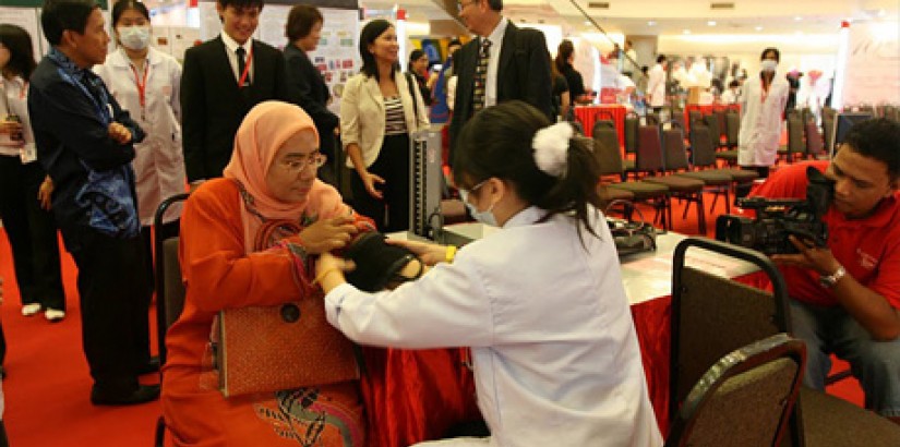 UCSI University's Vice Chancellor, Dr Robert Bong (far left), together with the state health director of Pahang, Dr Nooraini binti Baba (second from right) observing a poster on diet modification presented by the Malaysian Dietician Association