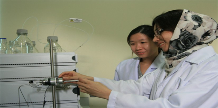  HANDS-ON LEARNING (From left): Head of the Faculty's Food Science and Nutrition Department Stephenie Wong in the midst of guiding third year Food Science & Nutrition degree student Sara Razmkhah in one of her projects.