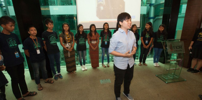 Hands of Hope co-founder Kim Lim introducing the Hands of Hope Choir which consisted of musically talented refugee teenagers.