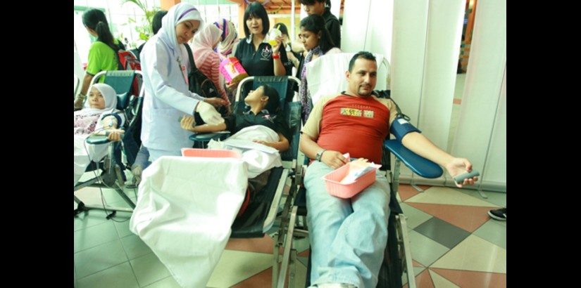  Students and community members donate blood during UCSI University School of Nursing’s “Pink October” activity to raise health and breast cancer awareness.