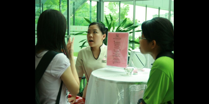  A representative from UCSI Group’s Laurent Bleu Skin Science Centre speaks to students about skin care during UCSI University School of Nursing’s “Pink October” activity to raise health and breast cancer awareness. The Centre was offering low-cost beauty