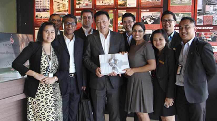  GROUP PHOTO: Madam Mukvinder Sandhu, the Chief Operating Officer (front row, third from right) receiving souvenir from Mr. Gary Lee, the General Manager of Concorde Hotel Kuala Lumpur (front row third from left) in a group photo.