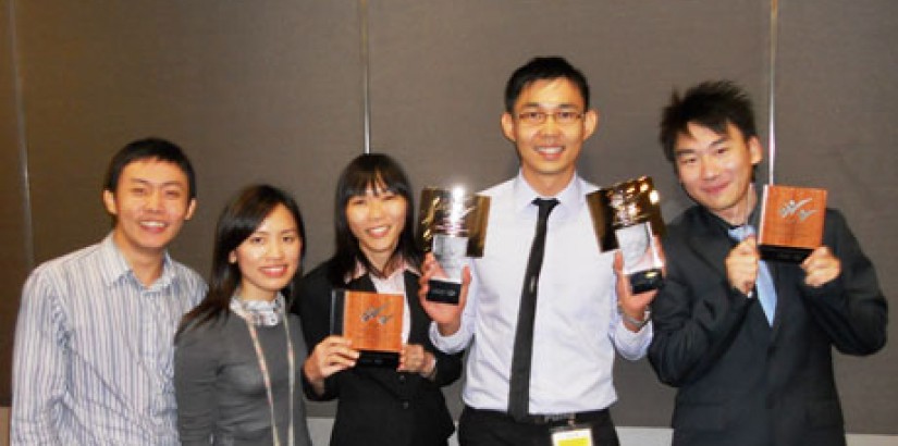 Koh Hui Kieng, Yeong Hoe Kin and their supervisor Mr. Kong Chee Leong (second from right) together with winners from last year’s HSBC Young Entrepreneur Award, (from left) Chai Kian Yew and Janice Neoh Chia Wee.