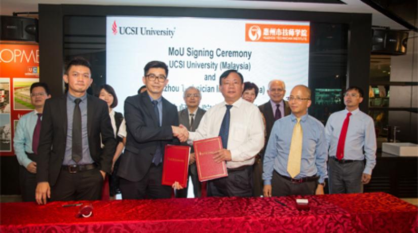 UCSI's Vice-President of Student Enrolment Centre Willie Tan Moh Leong and Huizhou Technician Institute’s Vice-President Huang Lin exchanging signed agreements.