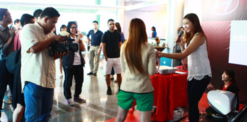 CROWD-PULLER: UCSI University students, staff and visitors gathering in front of the stage in hopes of winning a prize during the Hyundai “Veloster Challenge.” CROWD-PULLER: UCSI University students, staff and visitors gathering in front of the stage in hopes of winning a prize during the Hyundai “Veloster Challenge.”