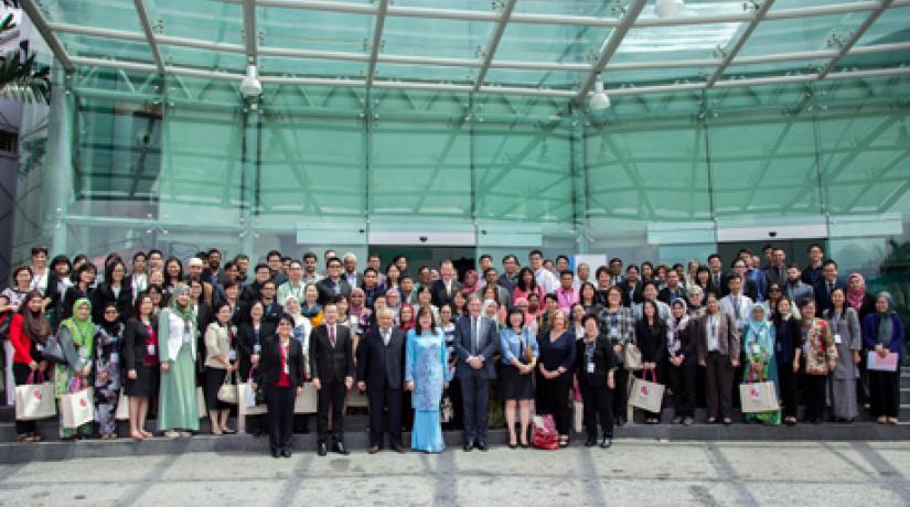  WHERE GREAT MINDS MEET: Speakers and delegates joined Datuk Mary Yap Kain Ching (middle) in a group photo.