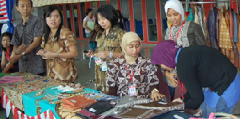Indonesian Students Selling Indonesian Batik