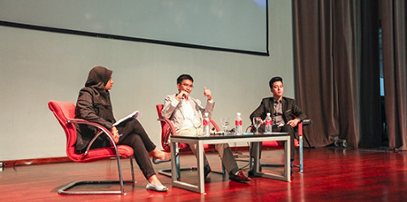  SHARING: Tunku ‘Abidin (centre) sharing his views. With him are student moderators Fadzilah Najumudeen and Andrew Chong.