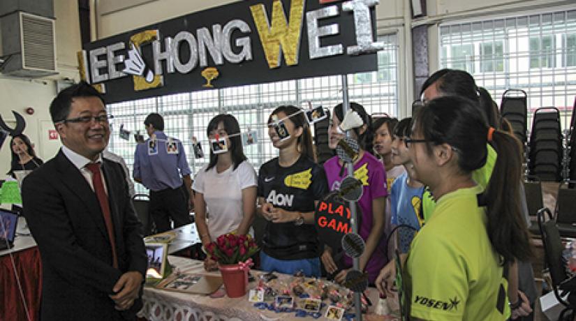 UCSI University founder and Group chairman Dato’ Peter Ng visiting the students’ booths during the Uni Life Showcase.