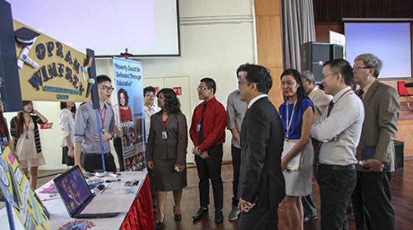  UCSI University founder and Group chairman Dato’ Peter Ng (in suit), (from right) Prof Dr Teoh Kok Soo, Deputy Vice-Chancellor, Academic Affairs and Support and Dr Toh Kian Kok, Deputy Vice-Chancellor Quality Assurance & Enhancement visiting the booths.