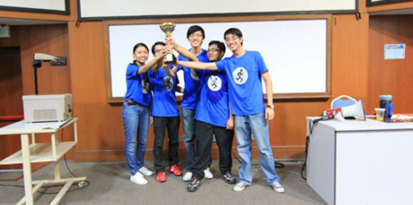 WINNERS: The winning team – from UCSI’s IET Student Chapter – of the recent Knowledge Hunt posing with their trophy.