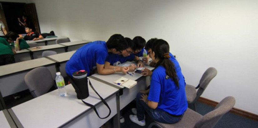  BRAINIACS: UCSI’s team putting their minds together to solve a crossword puzzle during the recent Knowledge Hunt.