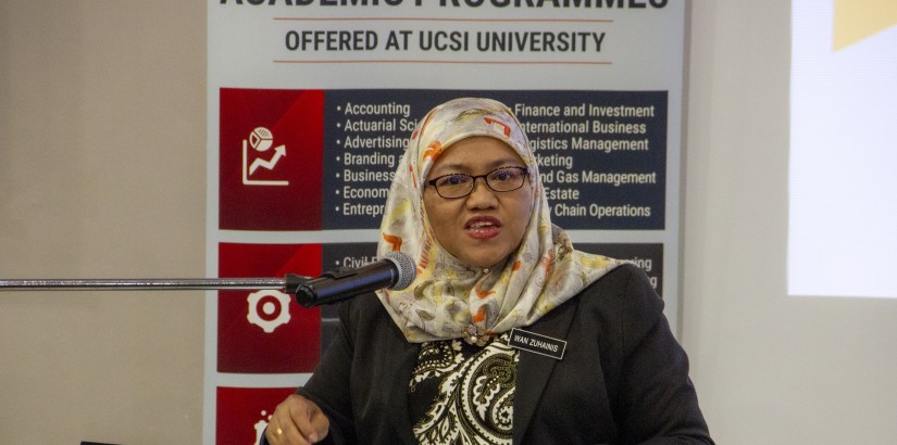 Associate Professor Wan Zuhainis Saad giving her speech.