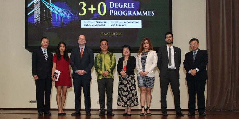 Mabel (fourth, right), Peter (fourth,left), David (third,left), Chong (right) took a memory picture with some of the participants in conjunction with the launching of 'Oxford Brookes University 3+0 Programmes' at UCSI College.