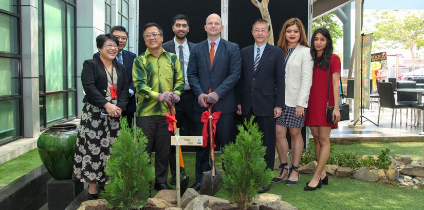 Peter (second, left) dan David (third, left) together with other attendees took a memory picture after completing the launching symbolic of 'Oxford Brookes University 3+0 Programmes' at UCSI College.