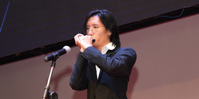 Ng Yun Han performing