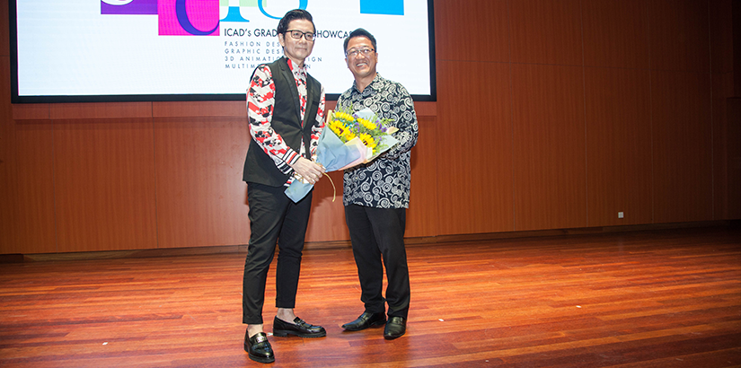 Dato’ Peter Ng presenting a token of appreciation to Andrew Tan.