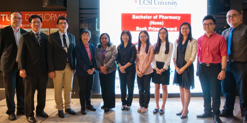 Representatives from the sponsors and Faculty of Pharmaceutical Sciences academicians as well as the award recipients in a group photo.