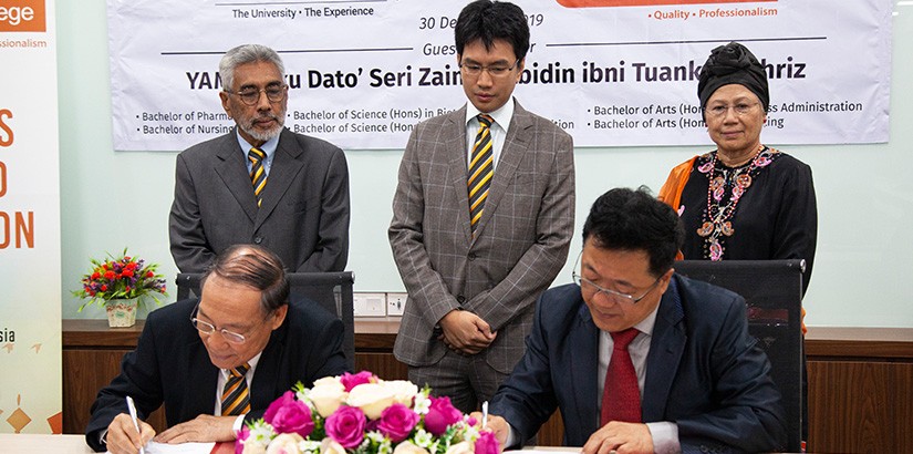 Executive Director of ICAN, Tunku Dato Seri Zain Al-Abidin ibni Tuanku Muhriz (standing, middle) witnessed the signing ceremony between UCSI Group CEO and Founder Dato Peter Ng (sitting, right) and ICAN CEO Dato Cheah Kong Wai (sitting, left).
