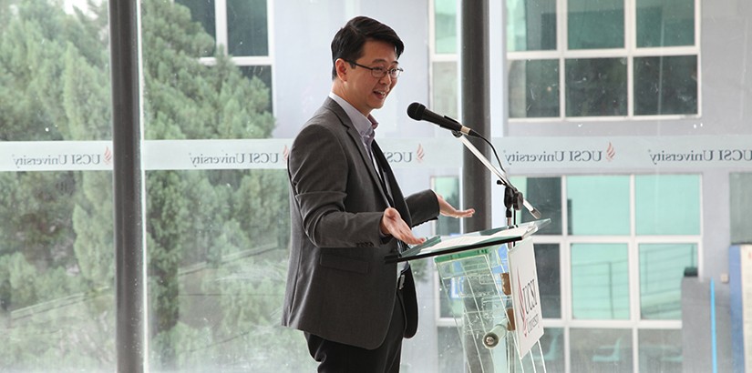  Faculty of Applied Science Dean, Associate Professor Dr. Lionel In Lian Aun giving his opening speech for Nutrition Week 1.0 forum