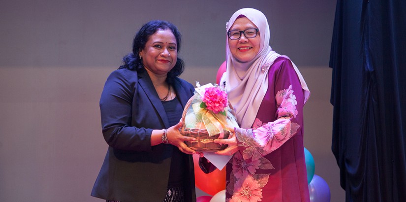 Dr Faridah receiving a gift from Faculty of Pharmaceutical Sciences dean Assistant Professor Dr Mogana Sundari Rajagopal.