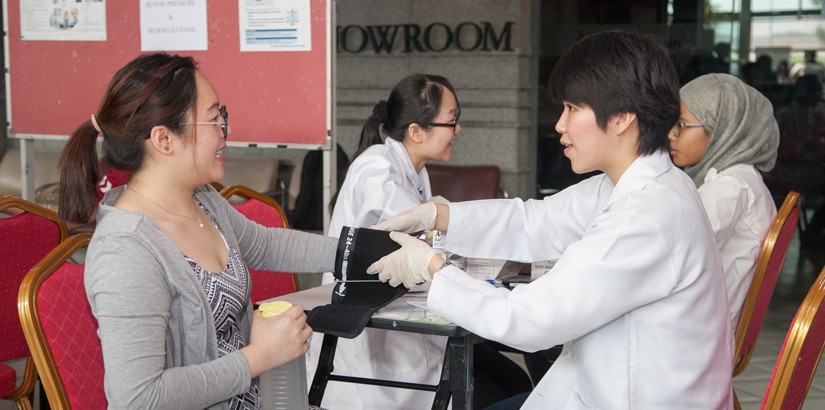 UCSI student, Fiona Chow, attending to one of the participants of the campaign. 