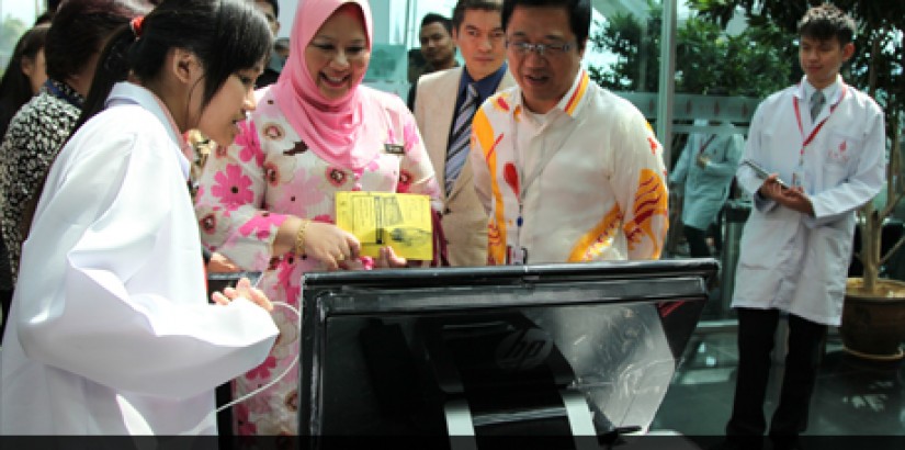 A Pharmacy student conducting a brief presentation for Deputy Director of Health