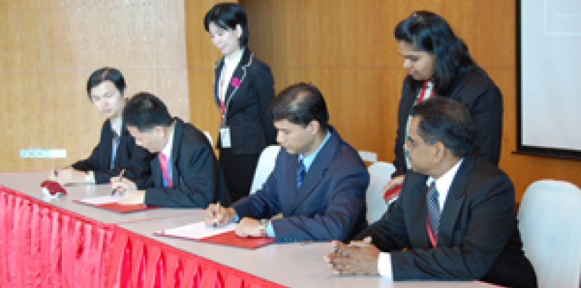 UCSI University’s Vice President of Student Affairs, Assoc. Prof. Dr Lachman Tarachand signing a Memorandum of Understanding with Mr. Steven Lim Hoo Teck from Steven Lim and Associates, witnessed by (far left) Mr. Stephen Cornelius, Associate Dean of the 