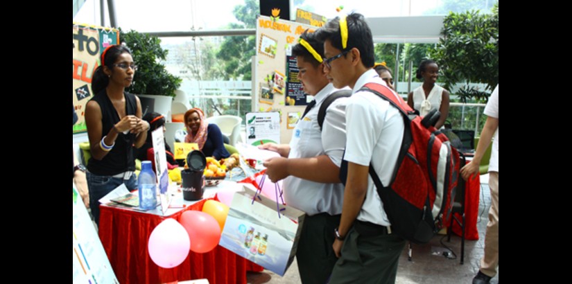  THINK LIKE A BEE: UCSI's biotechnology student explaining the science of genetics to two students from SMK Petaling.