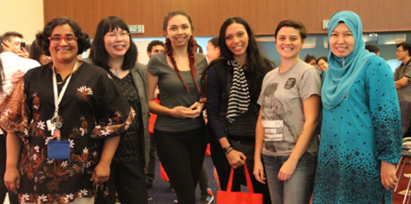  (from left) Assoc Prof Dr Shalini Teresa Fernandez, Deputy Dean, Faculty of Social Sciences & Liberal Arts; Asst Prof Dr Chan Nee Nee, Dean, Faculty of Social Sciences & Liberal Arts; Elaine Foster and trainers from Poetry Café KL along with Norazmah Moh