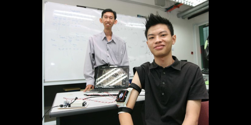  UCSI UNIVERSITY INVENTION WINS AWARD 25 OCT 2010 Engr. Rodney Tan (foreground) and Lee Thean Chai with their award-winning invention from the National Instruments Competition
