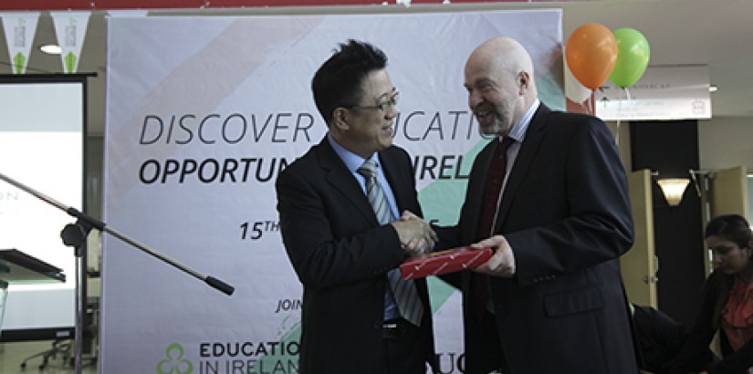  TOKEN OF APPRECIATION: UCSI Group Founder and Chairman Dato’ Peter Ng presenting a token of appreciation to Education in Ireland Manager Mr Terry McParland during the ‘Discover Education Opportunities in Ireland Fair’.
