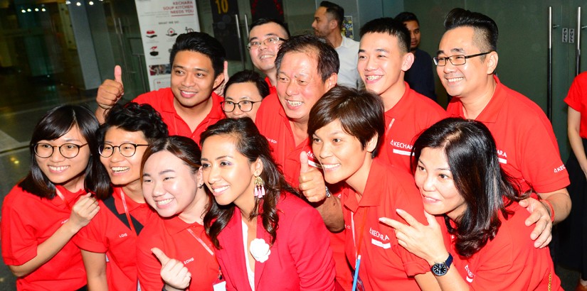 Volunteers and members of KSK with Tengku Zatasha.
